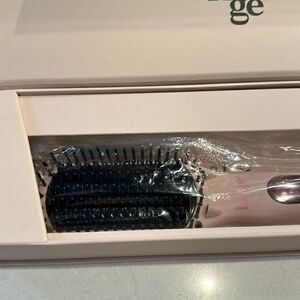 l’ange le vite ceramic straightening brush new in box, great brand safe younger.
